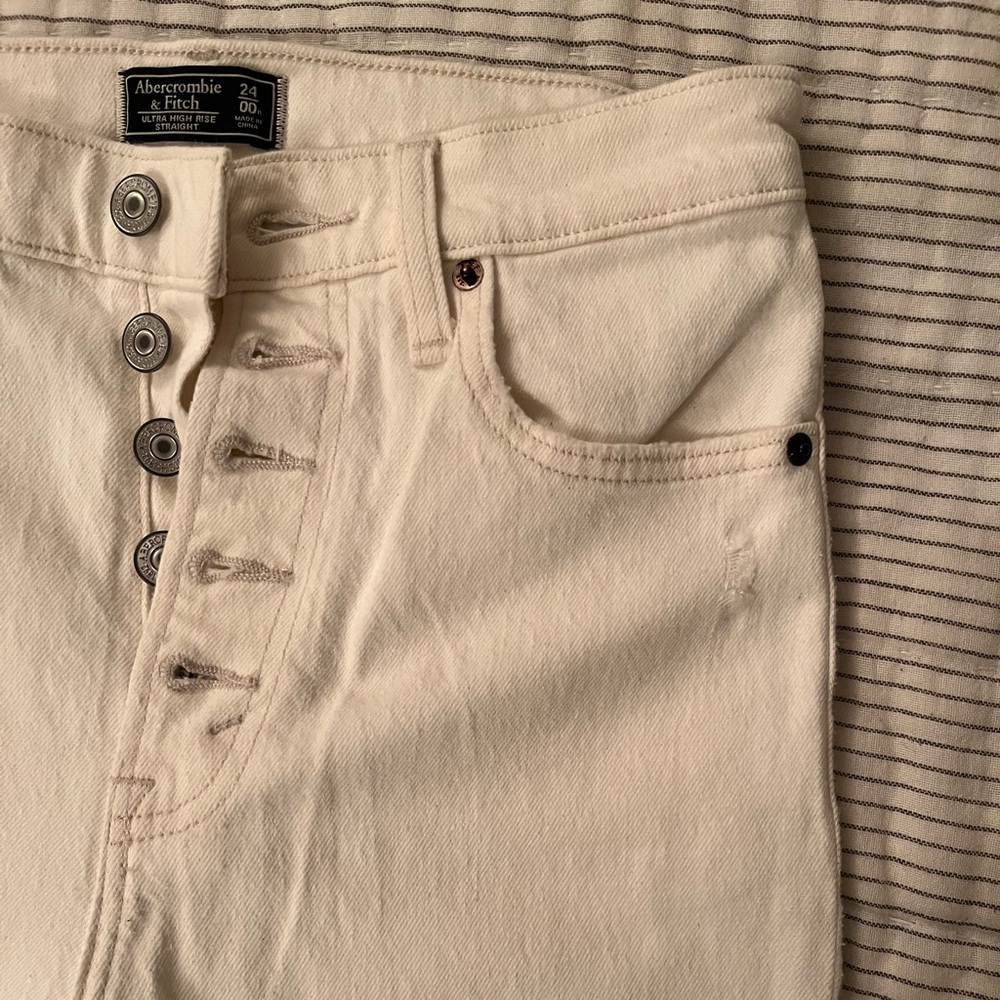 Abercrombie white straight leg jeans. 24 in waist. fits TTS. New without tags